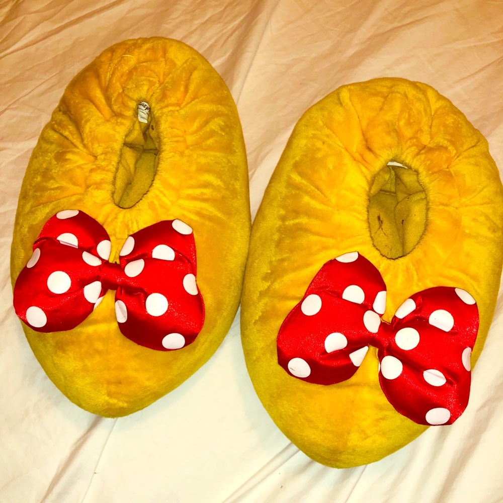 Adult medium house slipper fits size 6, 7, 8, 9